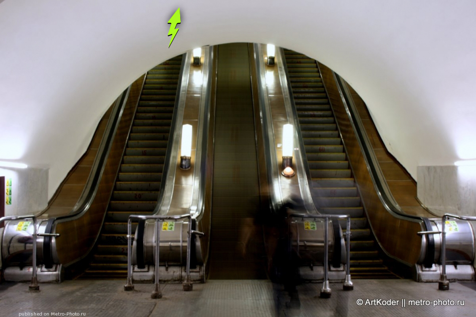 Эскалатор метрополитена поднимает стоящего